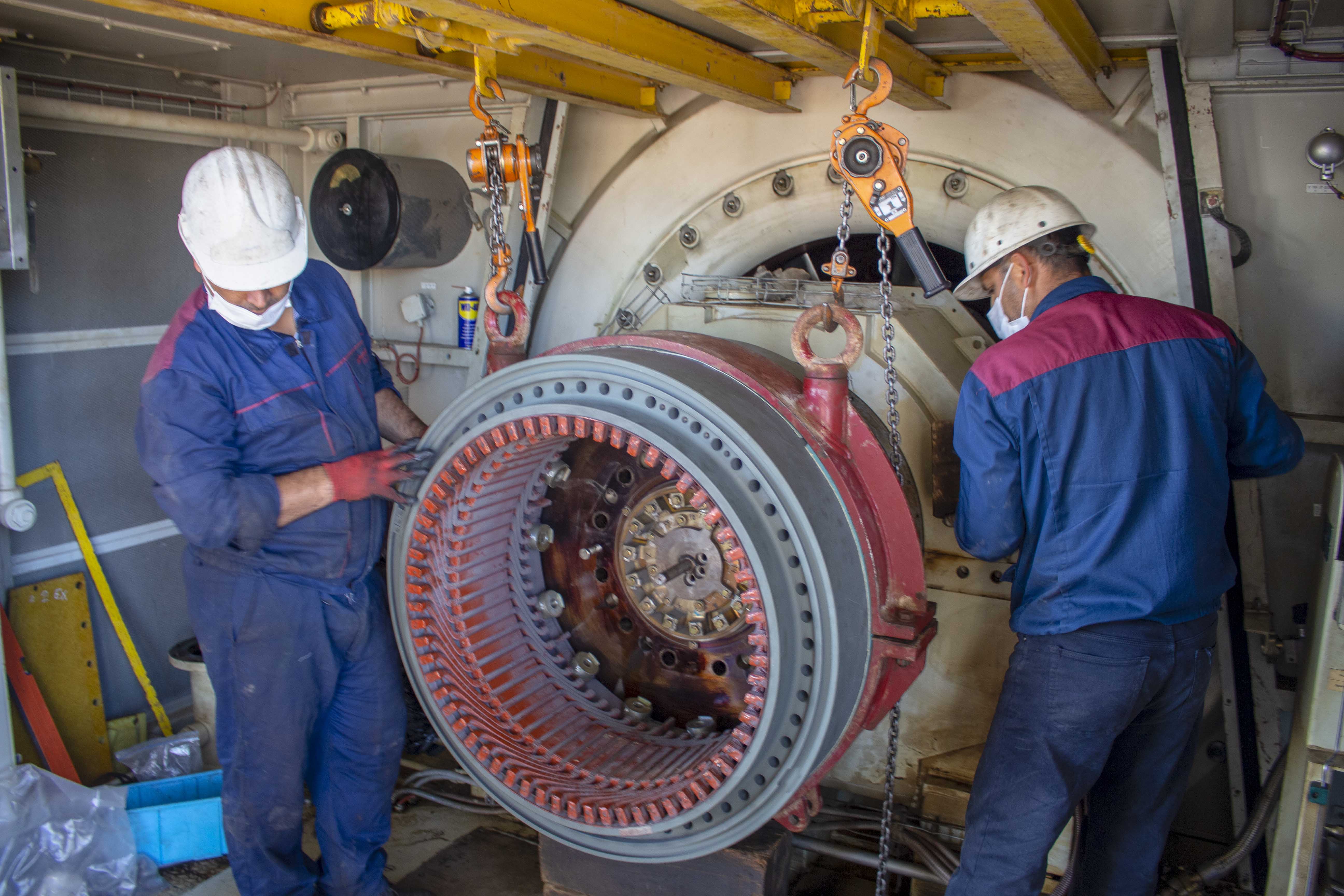 42 ألف ساعة عمل في إصلاح توربين تابع لشركة فجر الخليج الفارسي للطاقة.