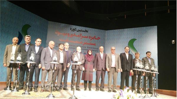 تندیس بلورین اولین جایزه سرآمدی و بهبود مستمر صنعت نفت به پتروشیمی فجر رسید.