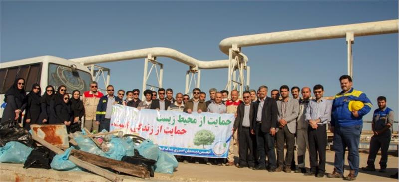 The Bank of Zangi Estuary had been cleaned by Clean Energy Watch Association of Fajr Petrochemical Company