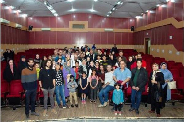 خانواده پتروشیمی فجر به تماشای تئاتر نشستند
