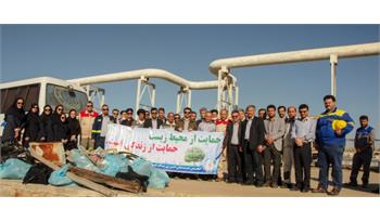 انجمن دیده بان انرژی پاک فجر حاشیه خور زنگی را پاک سازی کرد